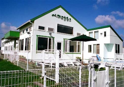 静かな湖畔の愛犬同伴専門宿「ペロはまなこ」